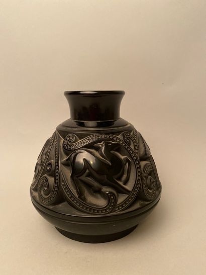 null Work of the 30s

A black glass vase with relief decoration of fox, doe and bird...