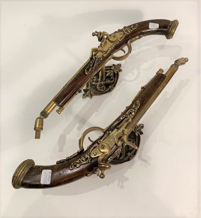 null TWO GOLDEN METAL AND WOOD PISTOLS with chased flowers and foliage. 

Length:...