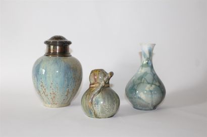 null SET of three stoneware and glazed ceramic vases. 

Some are signed. 

H. 8,5...