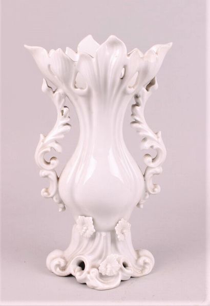 null PARIS 

Vase de mariée en porcelaine émaillé blanche à décor de fleurs en relief,...