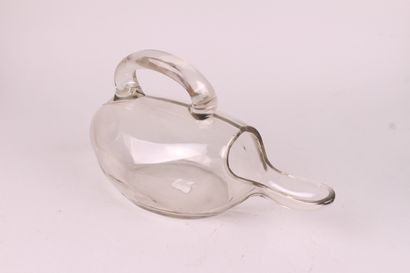 null URINOIRE féminin en verre blanc translucide à une anse. 

XVIII-XIXe siècle....