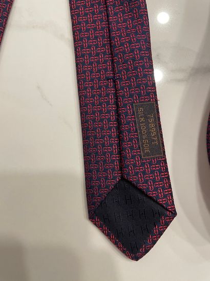 null HERMES PARIS 

Cravate en soie à fond bleu et motifs rouge 

Bon état