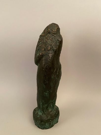 null Victor LIPOWKA (born in 1956) 

Standing woman 

Bronze with green patina, monogrammed....