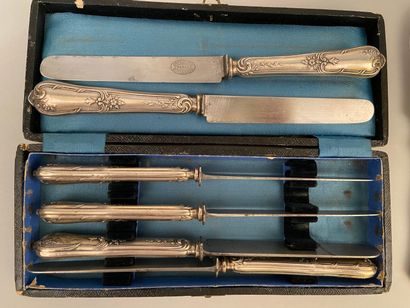 null Silver plated set including : 

- a carving set

- six fruit knives, the handle...