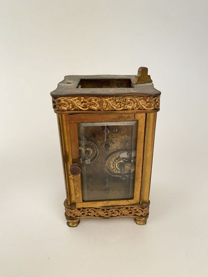 null SET including : 

- a bronze travel clock. height 9,5 cm (accidents)

- China,...