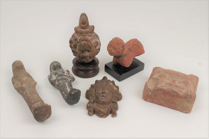 null SIX ethnic and antique style objects in carved stone and terracotta. 

H. 7...