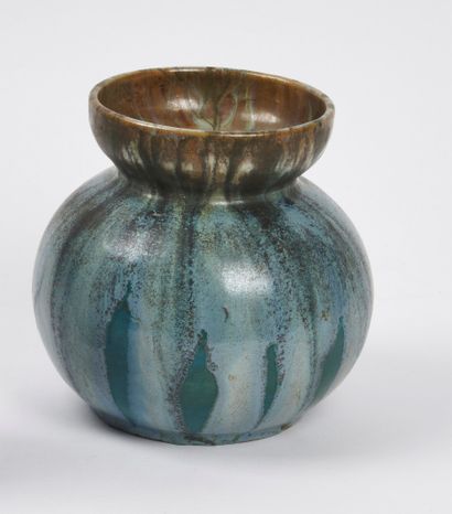null SCHOOL OF CARRIES

A stoneware vase with a spherical body and a curved conical...