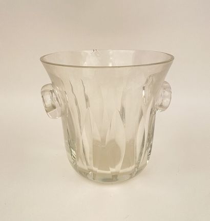 null A Saint Louis crystal CHAMPAGNE BOWL with two circular side handles. 

Height...