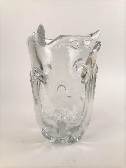 null SCHNEIDER 

Vase oblong en verre à bordure contournée, la matière incrustée...
