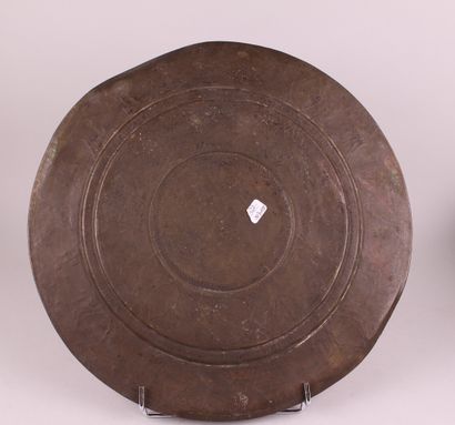 null SET including : 

- A copper and metal leaf medallion decorated with Asian dancers.

Diameter...