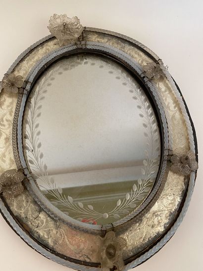null Oval Murano glass table mirror with flowers in relief, the glass engraved. 

Height:...