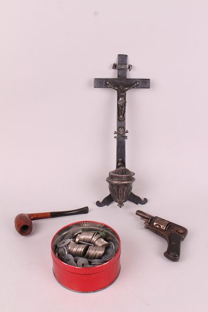 null ENSEMBLE comprenant un crucifix en métal, une pipe et un revolver de dame.