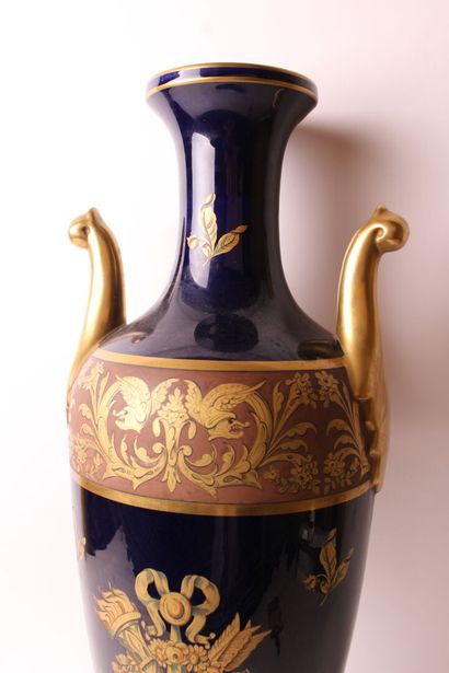 null Important vase balustre en porcelaine à deux anses, à décor d'un trophé et d'une...