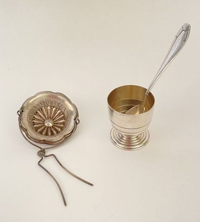 null Silver plated metal set including a tea-pass, an egg cup and a spoon.