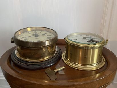 null TWO brass and copper BAROMETERS by SCHATZ and SMITHS ENFIELDS. 

Diam. 22,5...