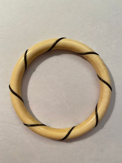 null BRACELET in ivory and tinted horn 

19th century 

Diameter: 9 cm