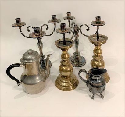 null Lot including : 

- A pair of copper candlesticks

- A silver plated milk jug

-...