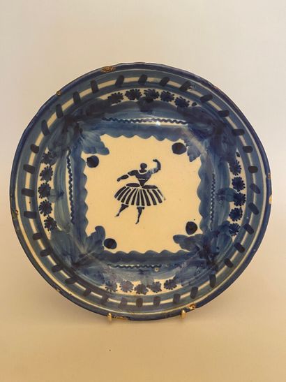 null SPAIN

Earthenware soup plate with blue monochrome decoration of a dancer in...