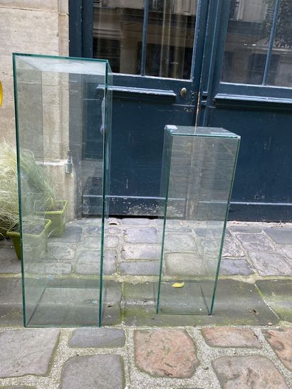 null TWO SOCLES in glass with square section. 

Height 100 cm and 80 cm 

(accid...