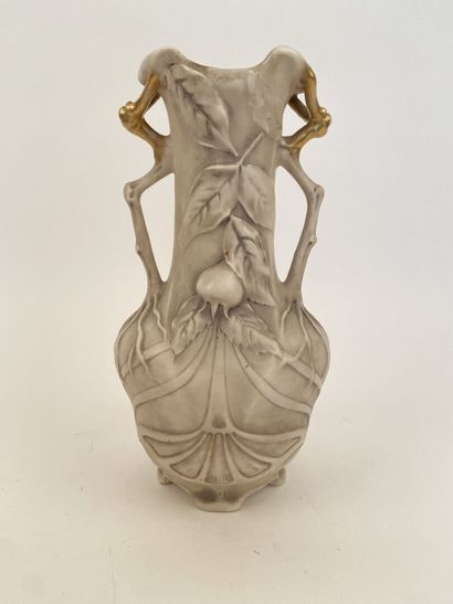 null Bohême (Royal Dux)

Vase en porcelaine de forme balustre à deux anses reposant...