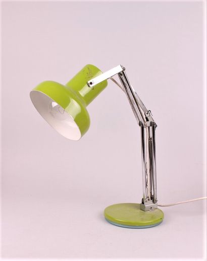 null LAMPE DE TABLE en métal laqué vert pomme. 

Haut. 36 cm 

Usures et piqures