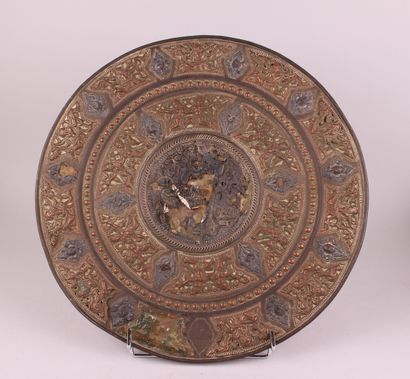 null SET including : 

- A copper and metal leaf medallion decorated with Asian dancers.

Diameter...
