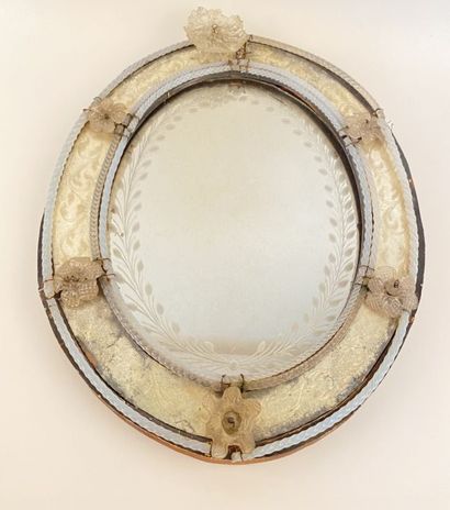 null Oval Murano glass table mirror with flowers in relief, the glass engraved. 

Height:...