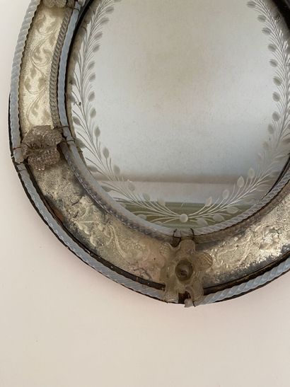 null Oval Murano glass table mirror with flowers in relief, the glass engraved. 

Height:...