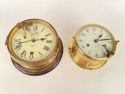 null TWO brass and copper BAROMETERS by SCHATZ and SMITHS ENFIELDS. 

Diam. 22,5...