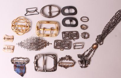 null SET including :

- About fifteen metal or mother-of-pearl belt buckles and three...