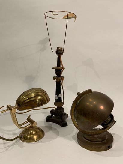 null Trois lampes de table en bronze et métal doré, l'une en forme de coquille, une...