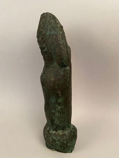 null Victor LIPOWKA (born in 1956) 

Standing woman 

Bronze with green patina, monogrammed....