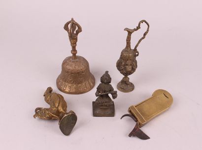 null SET of small bronze and copper subjects including : 

- a gilded bronze rooster....