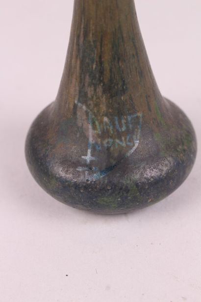 null Green soliflore vase signed on the body "Daum Nancy".

Height : 18.5 cm