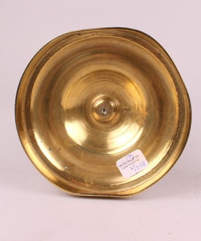 null PAIRE DE FLAMBEAUX en bronze doré ciselé, à décor guilloché, reposant sur une...