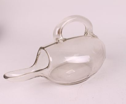 null URINOIRE féminin en verre blanc translucide à une anse. 

XVIII-XIXe siècle....