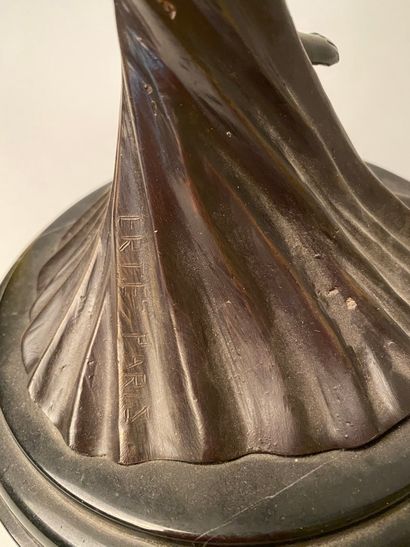 null Travail du début du XXème siècle 

Chandelier en bronze à patine brune figurant...