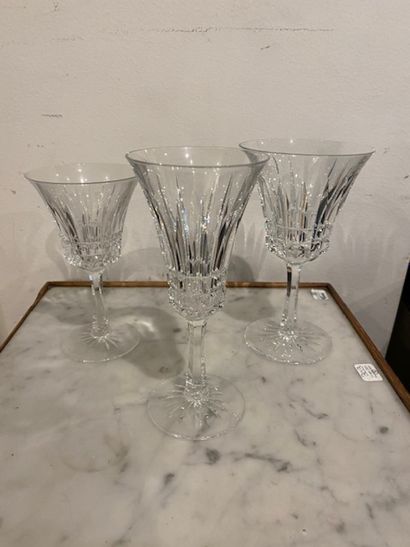 null SET OF cut crystal GLASSES including : 

- 10 water glasses. Height 16,5 cm...