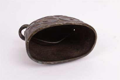 null ELEMENT of a bell in bronze with brown patina 

8,5 x 11 x 5,5 cm