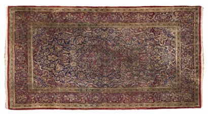 null TAPIS en laine et soie à décor végétal sur fond rouge. 

180 x 96 cm