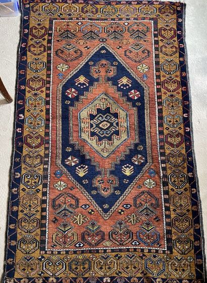 null LOT de deux tapis d'Orient en laine :

- le champ à décor d'un médaillon central...