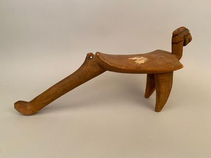 null Carved wood headrest.

Work of the XXth century 

Length: 50 cm