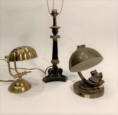 null Trois lampes de table en bronze et métal doré, l'une en forme de coquille, une...