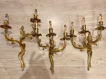 null A suite of three ormolu sconces in the rocaille style. 

Height : 36 to 46 cm....