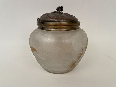 null Victor SAGLIER (1809-1894) 

Bonbonnière en verre givré et gravé à l'acide,...
