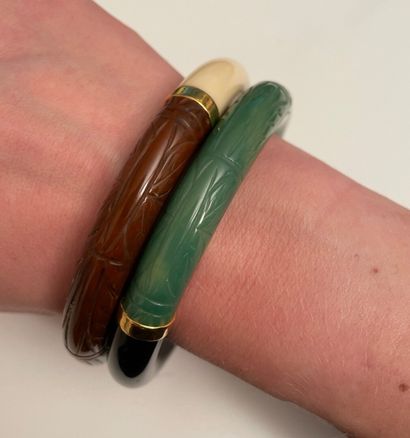 null GIVENCHY Paris 

Deux bracelets en résine à l'imitation du jade, de l'ambre...