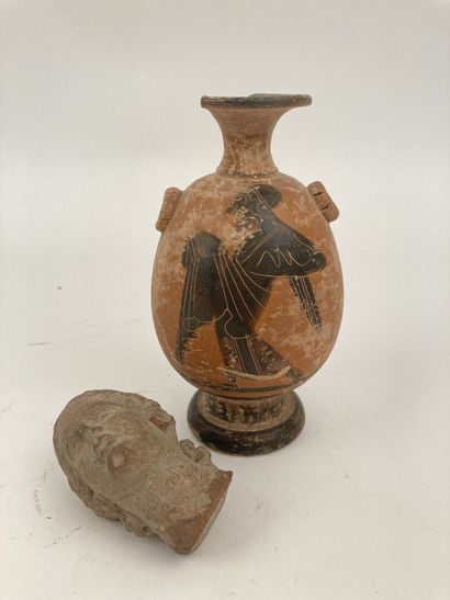 null GREEK

Terracotta hydria with black figures of two people. 

Height : 13 cm...