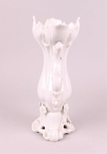 null PARIS 

Vase de mariée en porcelaine émaillé blanche à décor de fleurs en relief,...