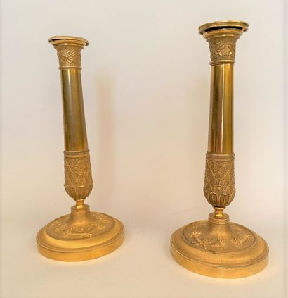 null Pair of brass torches, the shaft decorated with knotted ribbons holding arrows,...