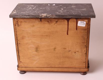 null WOODEN MAITRESS COMMODE opening with three drawers. Grey veined marble top.

19th...